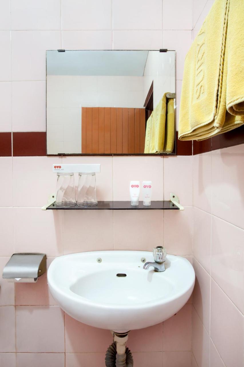 Oyo 108 Hotel Surya Jakarta Buitenkant foto