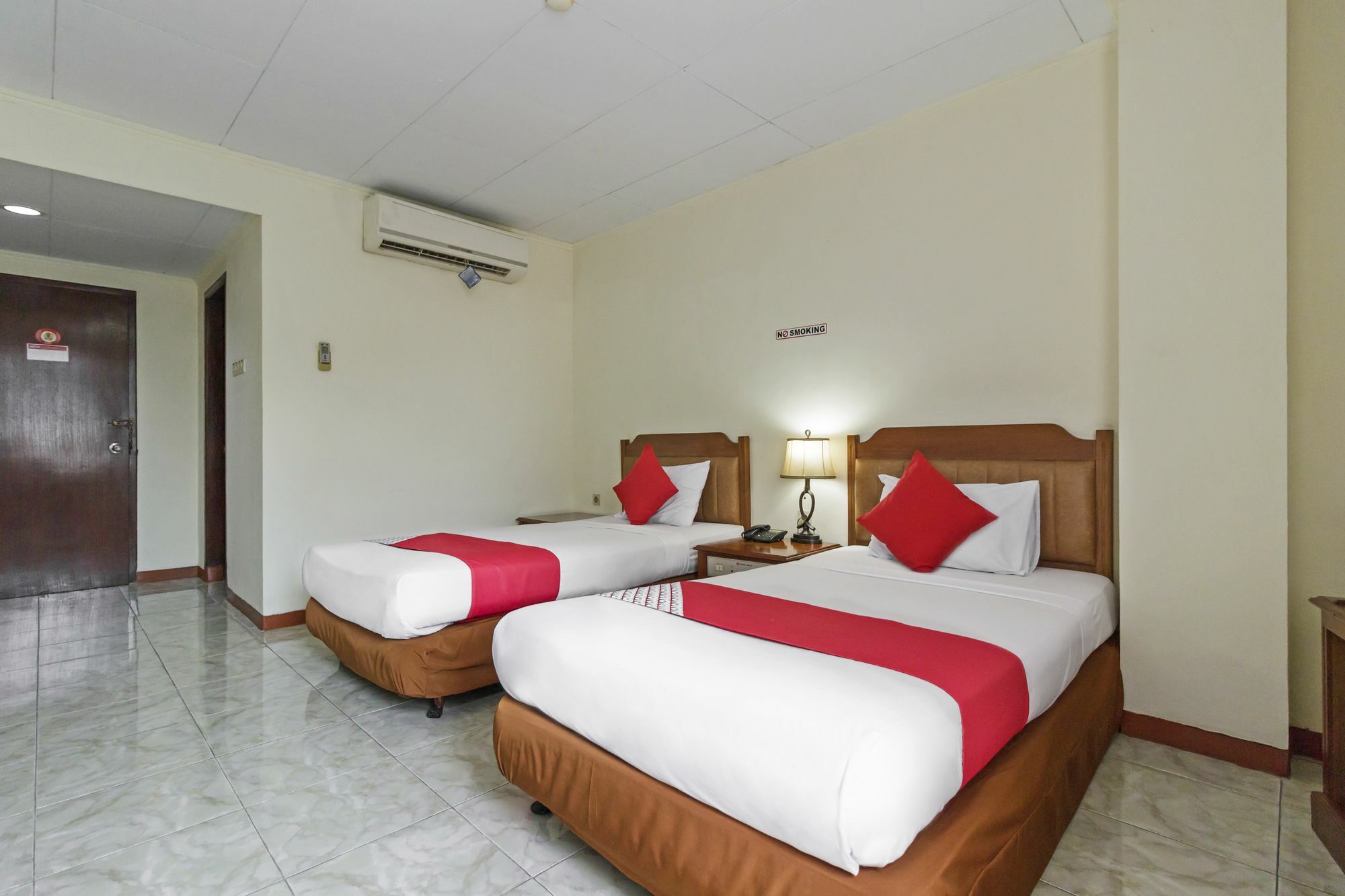 Oyo 108 Hotel Surya Jakarta Buitenkant foto