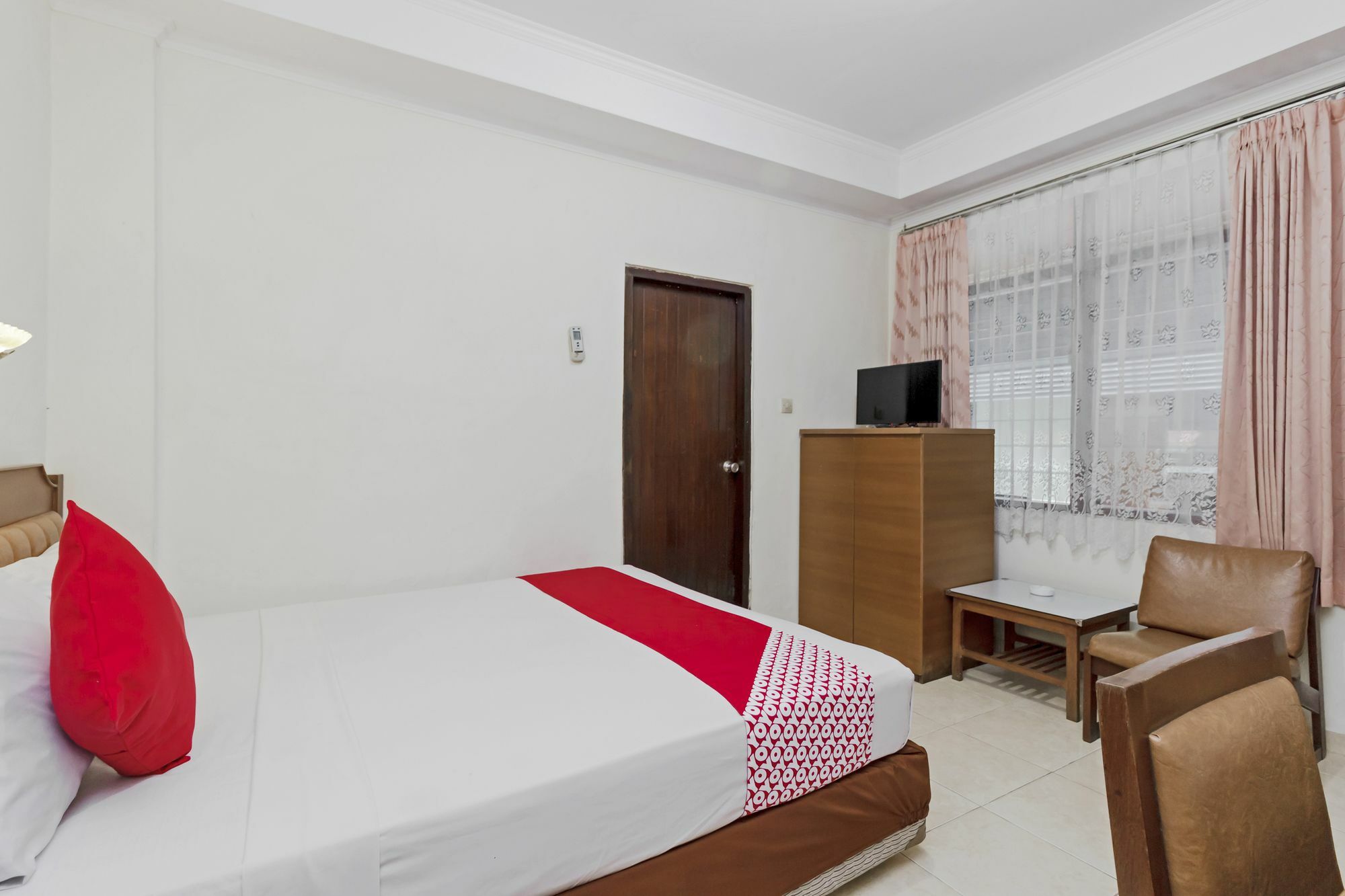 Oyo 108 Hotel Surya Jakarta Buitenkant foto