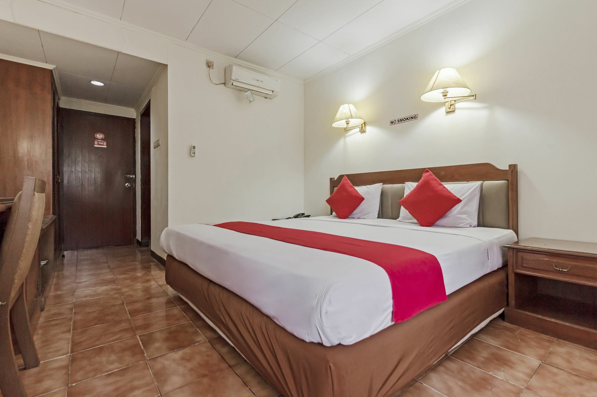 Oyo 108 Hotel Surya Jakarta Buitenkant foto