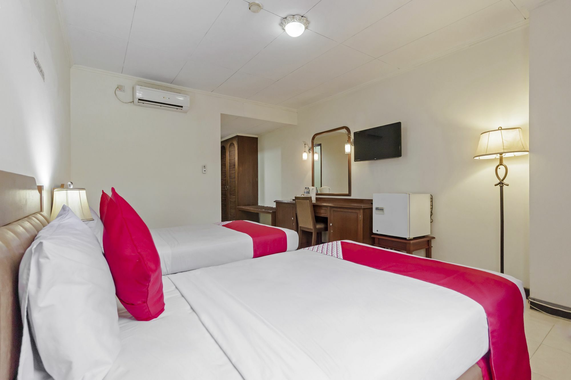 Oyo 108 Hotel Surya Jakarta Buitenkant foto