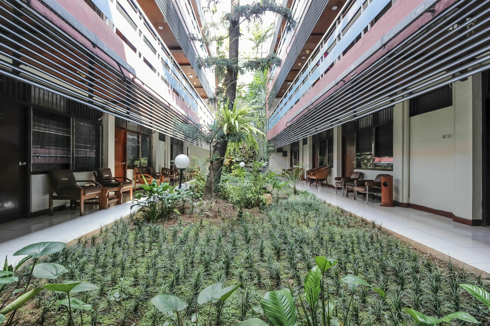 Oyo 108 Hotel Surya Jakarta Buitenkant foto